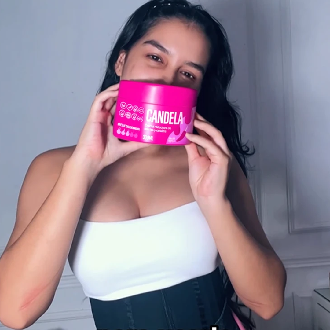A customer holding a jar of Candela body cosmetic cream from the Pimienta Rosa brand.